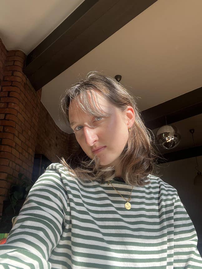 31 years old woman working in the arts Main Photo