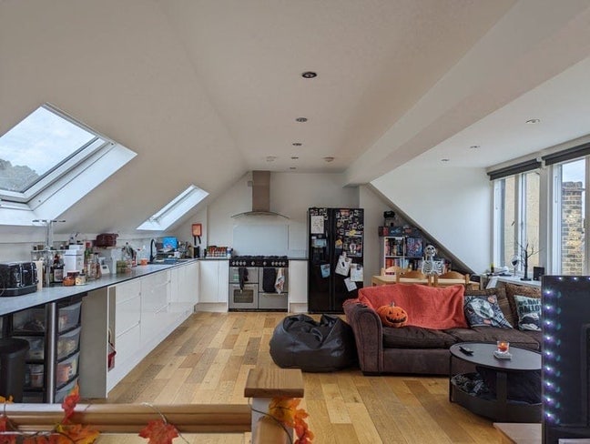 Lovely double room in spacious, sunny flat Main Photo