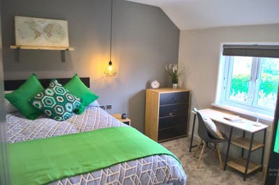 Modern ensuite room with parking Main Photo
