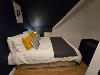 Central Double Room - ALL BILLS Incl Main Photo