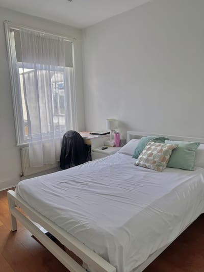 Spacious quiet double bed room. All bills incl. Main Photo