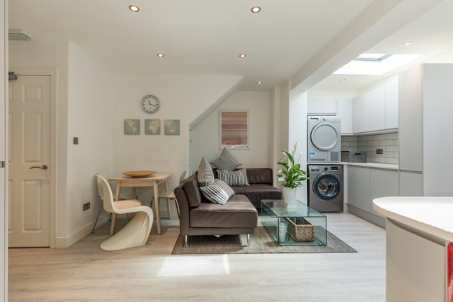 📸 Cute & Minimalist En-Suite (Zero Drama Llamas!) Main Photo