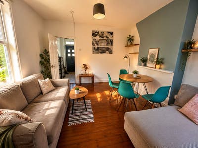 🏡Stunning 4-Bedroom Flat in Battersea/Living Room Main Photo