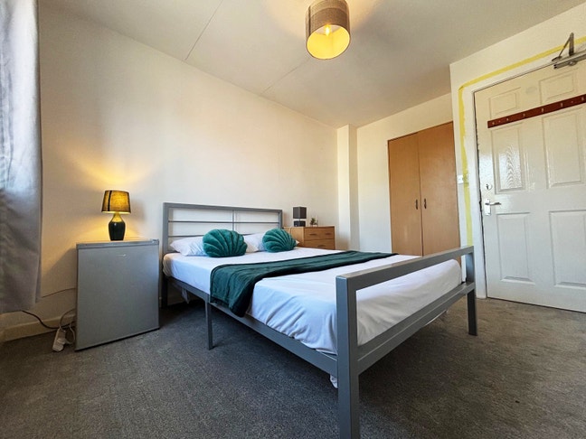 Beautiful Rooms in Hyde Town Centre Main Photo