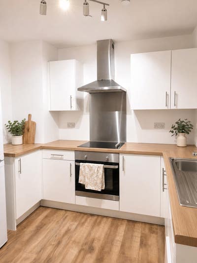 Single En-Suite Room for Female Tenant Main Photo