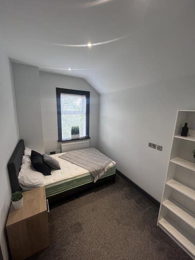 Ensuite Room - Close to Rolls Royce! Main Photo