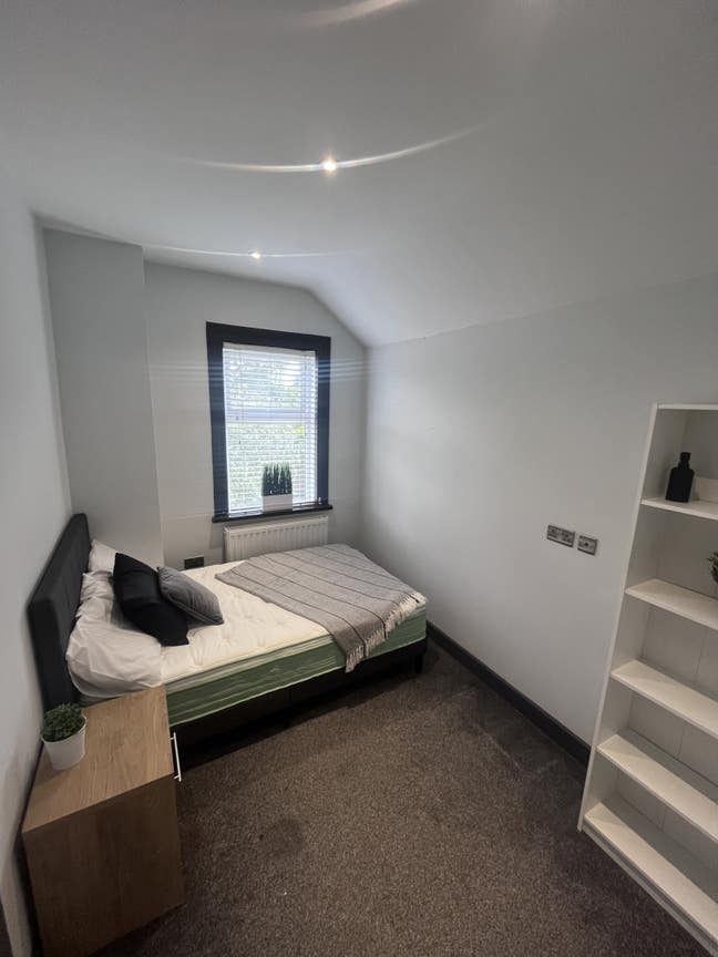 Ensuite Room - Close to Rolls Royce! Main Photo