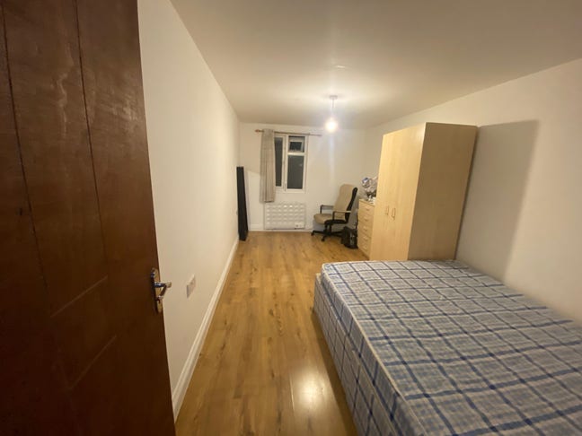 Bright and Airy 1 Bedroom Flat Edmonton London N9 Main Photo