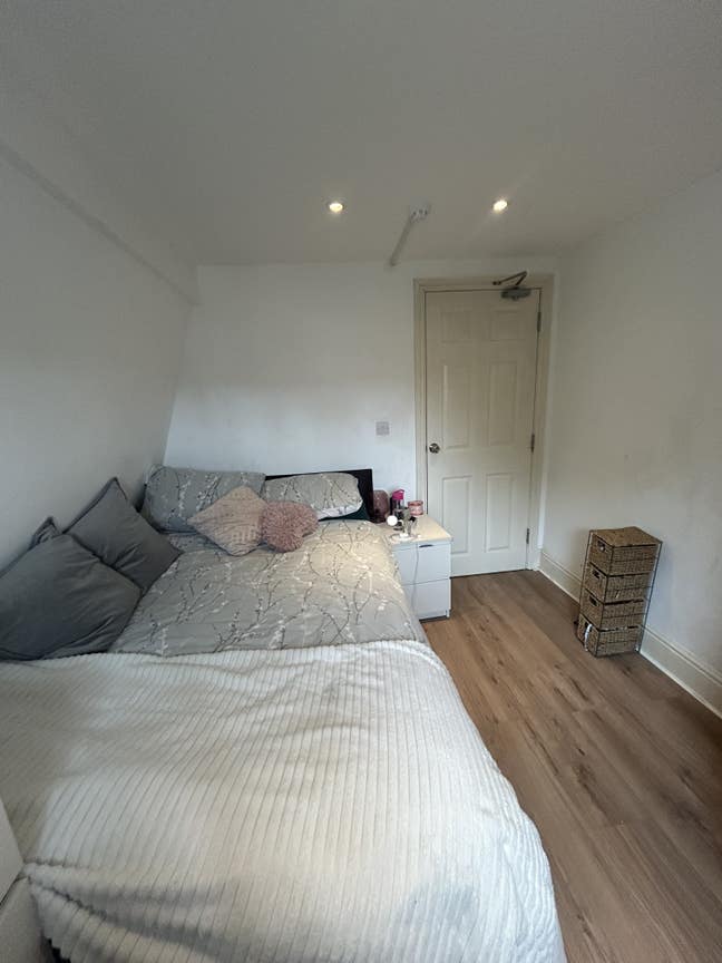 Lovely top floor room available in Tooting  Main Photo