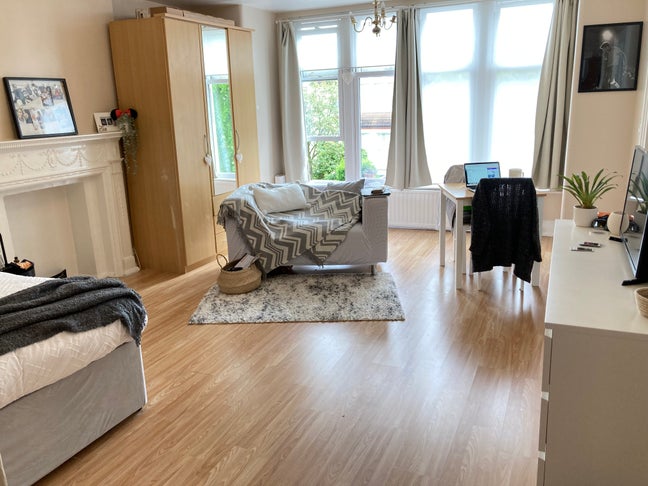  Converted Large Studio Flat Ealing Broadway Main Photo