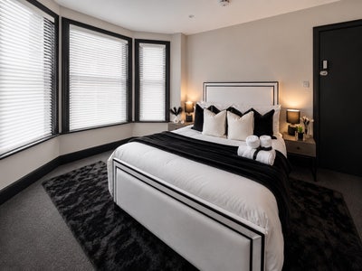 🤩 Stunning Suites |📍Prime Location | Yours Now! 📞 Main Photo