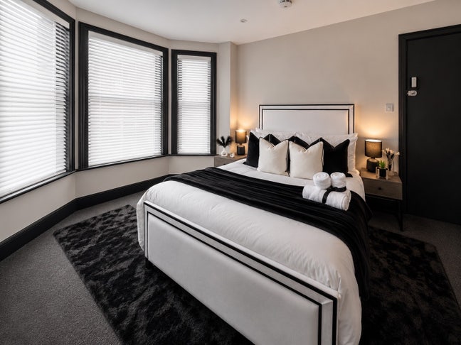 🤩 Stunning Suites |📍Prime Location | Yours Now! 📞 Main Photo