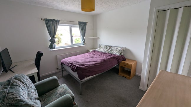 Furnished double bedroom in modern house Main Photo