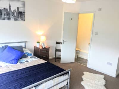 🚋 1-Min Walk to Tram! Generous Ensuite Room 🚿 Main Photo