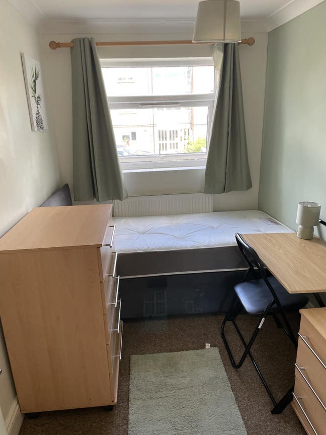 Single Room in 5 bed 2 bath all female house  Main Photo