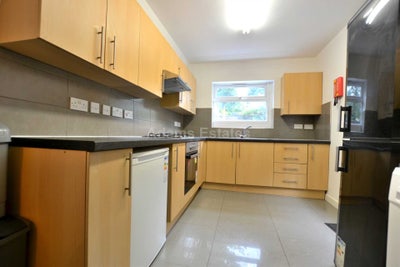 Shower en-suite room, 6 bed home, clean house Main Photo