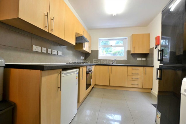 Shower en-suite room, 6 bed home, clean house Main Photo