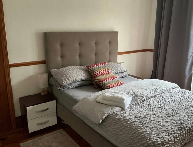 1 double room to let in a 5 bedroom semi detached  Main Photo