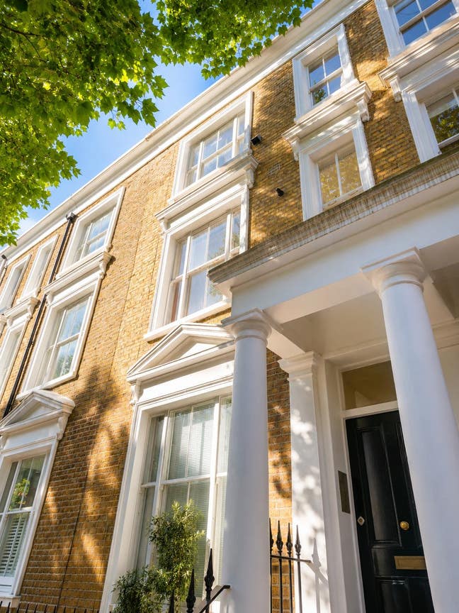 Bright & Spacious One-Bedroom Flat in Prime Earl's Main Photo