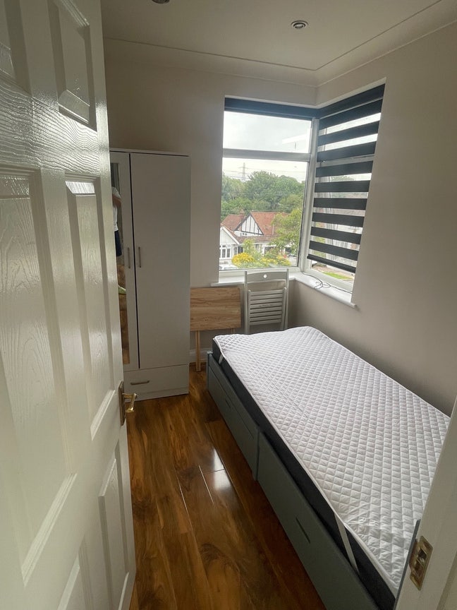 Single bedroom Available Main Photo