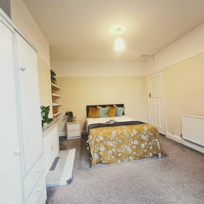 Very spacious large double room Main Photo