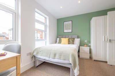 Double Bedroom with En-Suite available - BT5 5JA  Main Photo