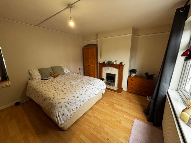 Spacious room for rent in friendly house share  Main Photo