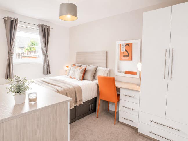 Excellent Room walking distance to Reading West! Main Photo