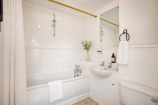 Double Room to Rent – E16 Main Photo