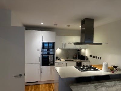 Spacious 2 bed in Zone 1 Main Photo