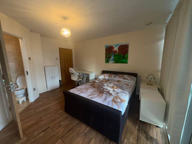 En-suite Room is Available for Rent in Stratford  Main Photo