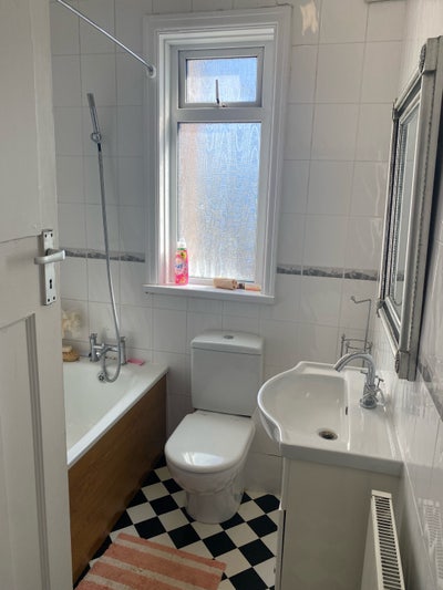Spacious single and double room to rent Main Photo