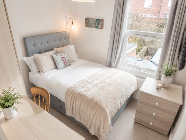 Elegant Rooms walking distance to the Town Centre Main Photo
