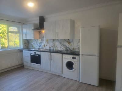 Modern One‑Bedroom Flat — Allington Main Photo