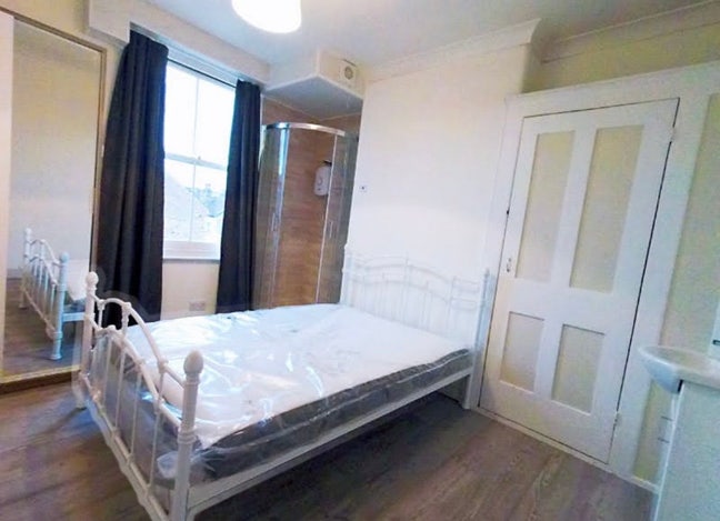 Double Room with private shower,Wood green Main Photo