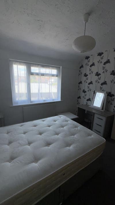 Three Spacious Double rooms available  Main Photo