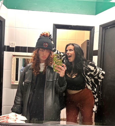2 Sisters looking for 2 x double rooms  Main Photo