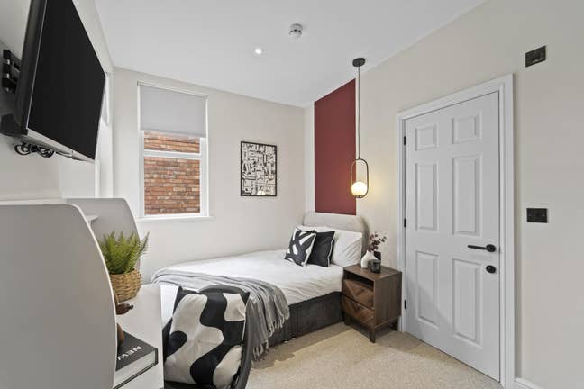 Stunning Ensuite Room - Near City and Hospital! Main Photo
