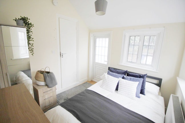 🚿 Bright en suite double room in Ealing Common 🏡 Main Photo