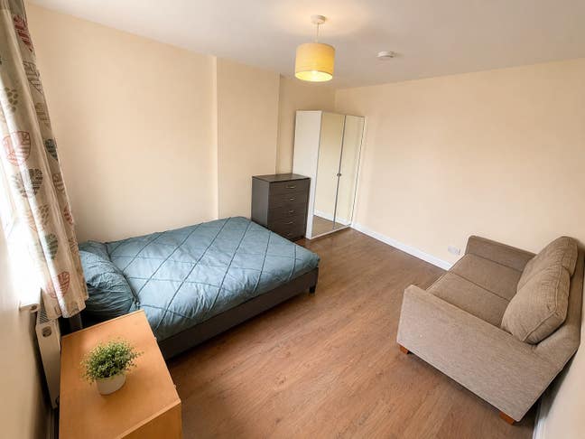 Furnished Bedroom - Northolt UB5  Main Photo