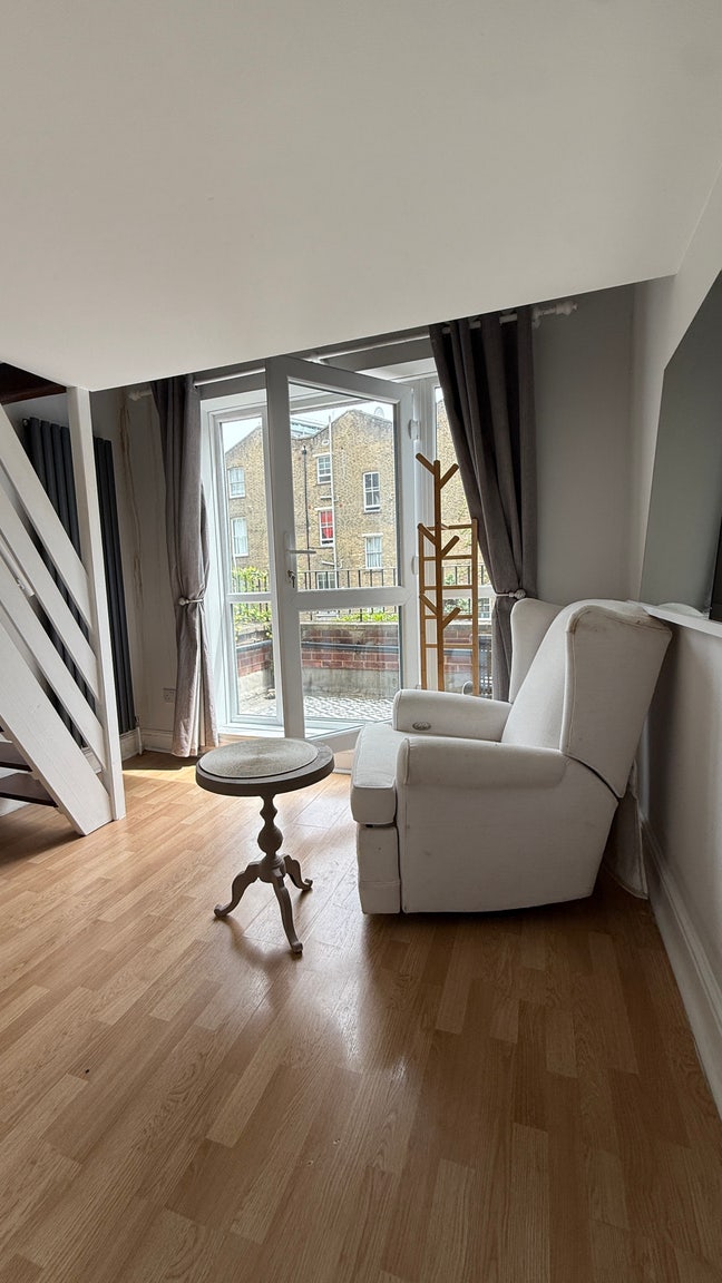 Bright double room with a private balcony Main Photo