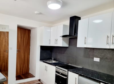 Convenient Ground-Floor Studio Apartment | Room G1 Main Photo