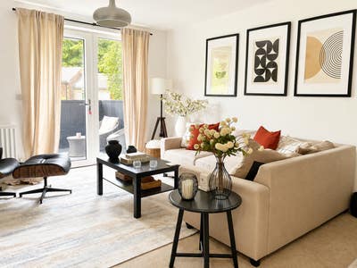 Spacious Room in a modern 2 bedroom flat. Main Photo