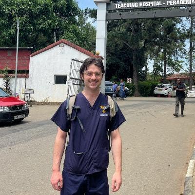 2 Professionals looking for 2 rooms or flatmates Main Photo
