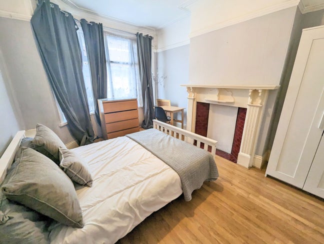 ** Lovely LARGE Room Hagley Rd - No Bills To Pay! Main Photo