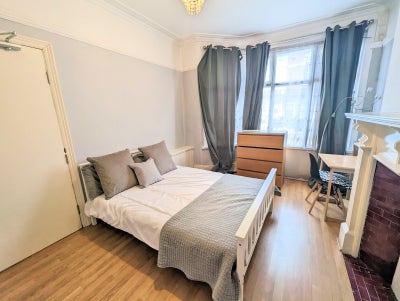 ** Lovely LARGE Room Hagley Rd - No Bills To Pay! Main Photo