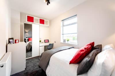 🚆 15 mins to Piccadilly | 🚗 Parking | 🌿 Garden Main Photo