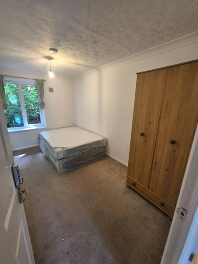 3 Doubles Peckham Universal Credit Allowed 1050 Main Photo