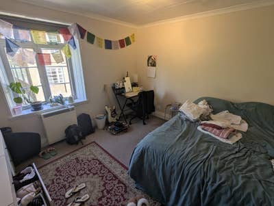 Double bedroom in shared flat Main Photo