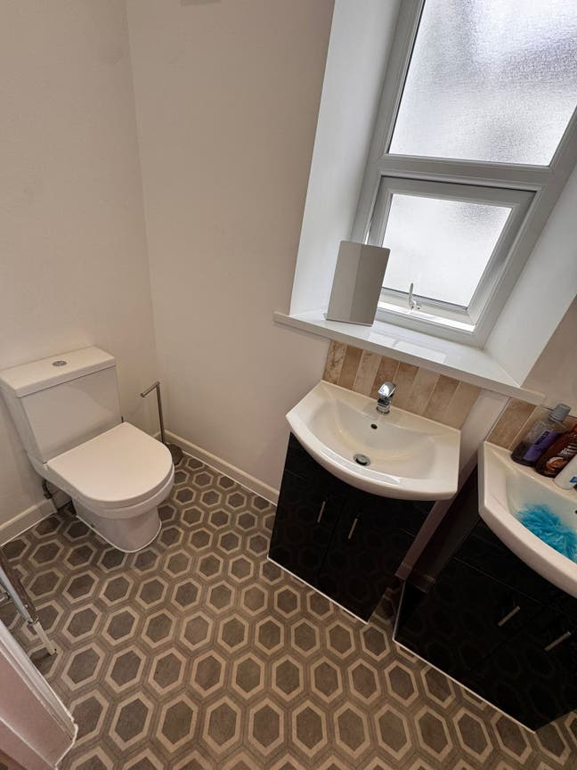 Lovely comfortable room available Main Photo